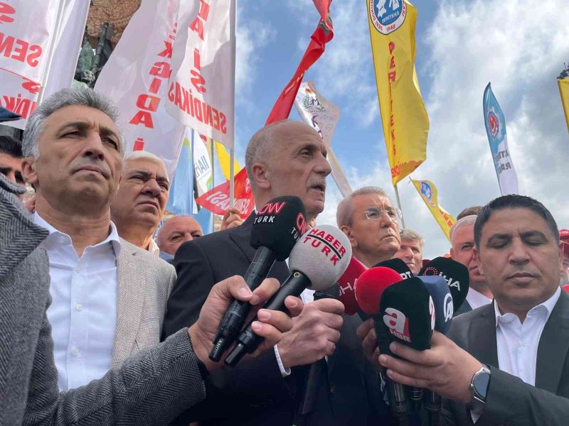 Türk-İş, Taksim’e çelenk bıraktı

