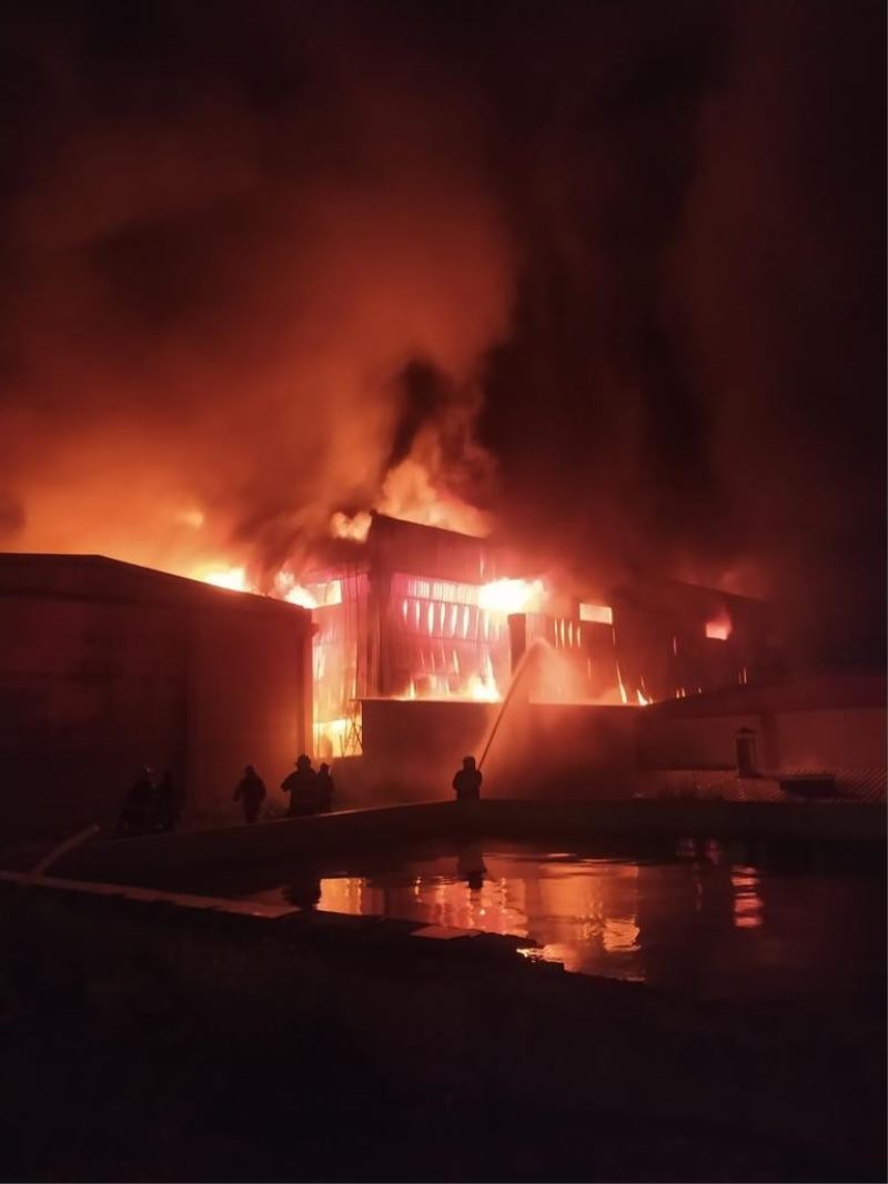Gaziantep 3. Organize Sanayide bulunan geri dönüşüm fabrikasında henüz bilinmeyen bir nedenle yangın çıktı. Bölgeye çok sayıda itfaiye, sağlık ve polis ekibi sevk edildi.
