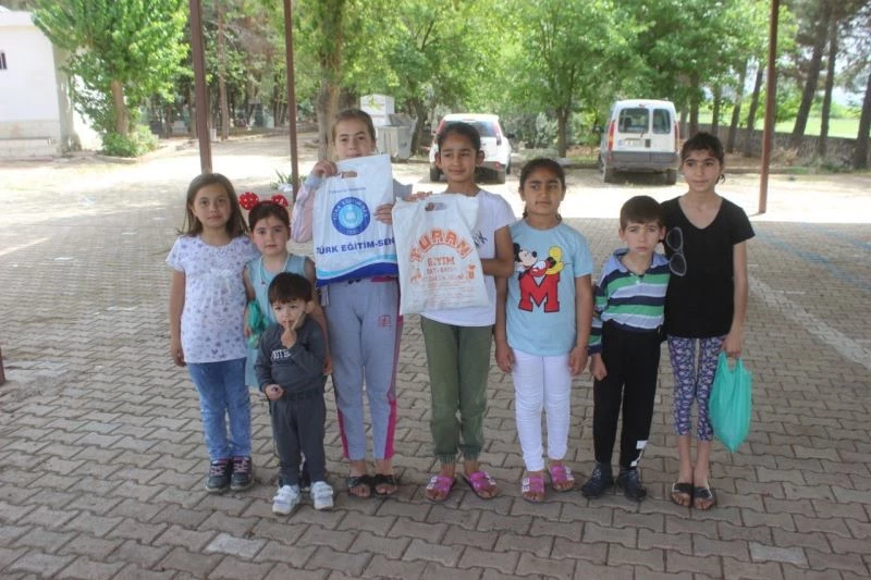 Bayram arifesinde çocukların şeker sevinci
