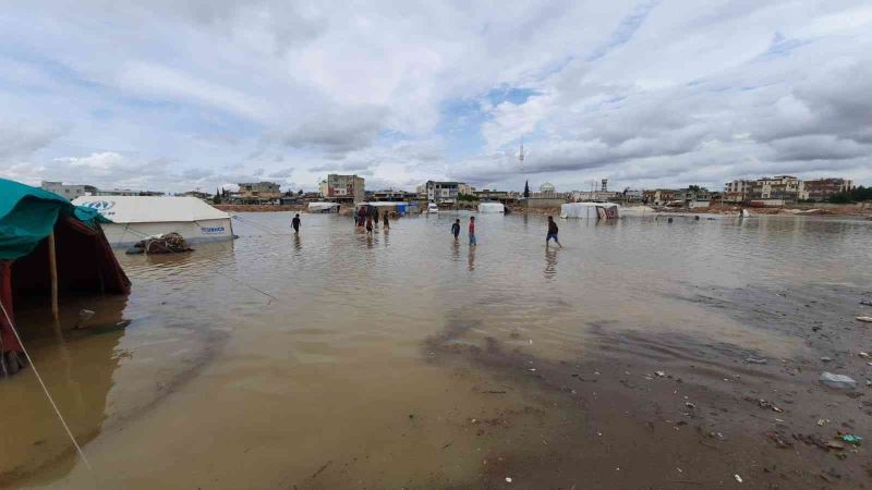 Suriye sınırındaki mültecilerin çadırlarını sel suları bastı
