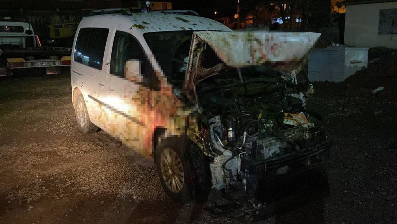Bingöl’de hafif ticari araç sürüye çarptı: 6 kişi yaralandı, 50 koyun telef oldu
