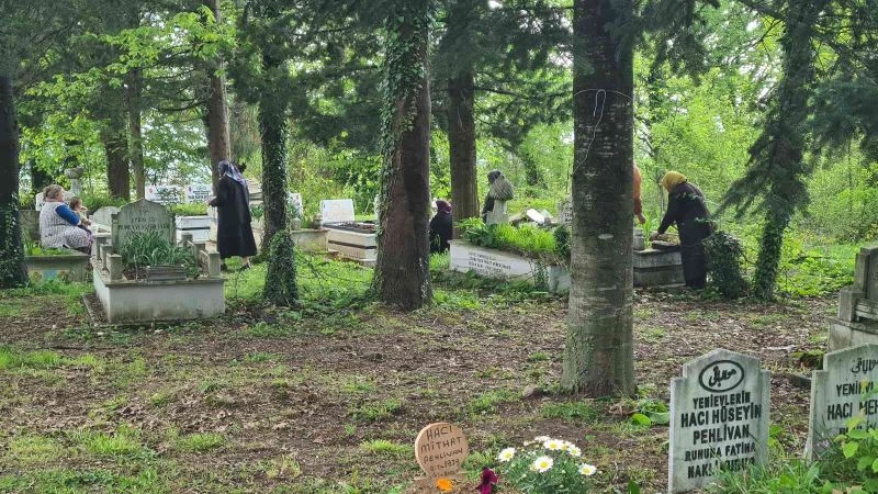 Bayram öncesi vatandaşlar mezarlıkları ziyaret etti
