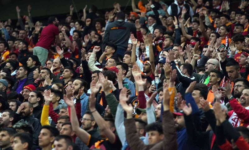 Galatasaray taraftarından yönetime tepki