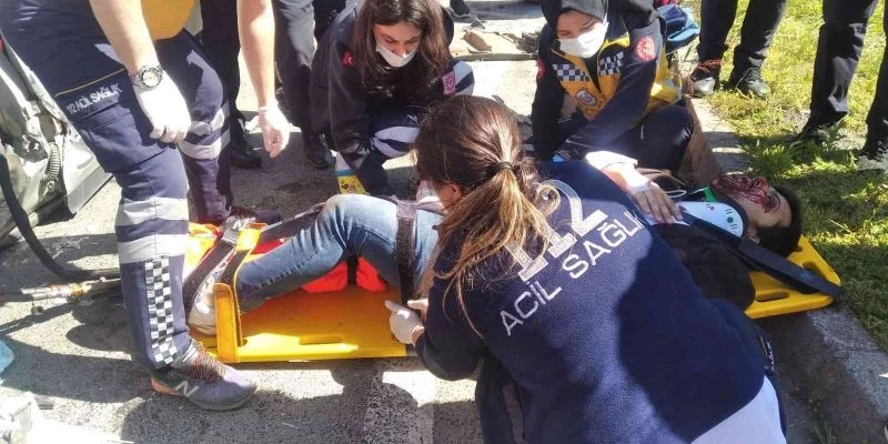 Duble yolda feci kaza: Kamyonun altına giren otomobil kağıt gibi ezildi
