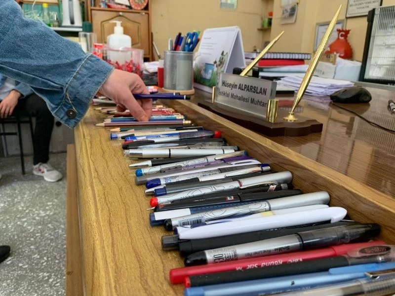 Muhtardan ihtiyacı olan öğrencilere ücretsiz kalem
