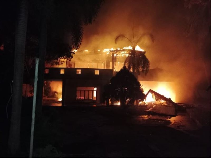 Sri Lanka’da göstericiler başbakanın ve siyasilerin evlerini yaktı

