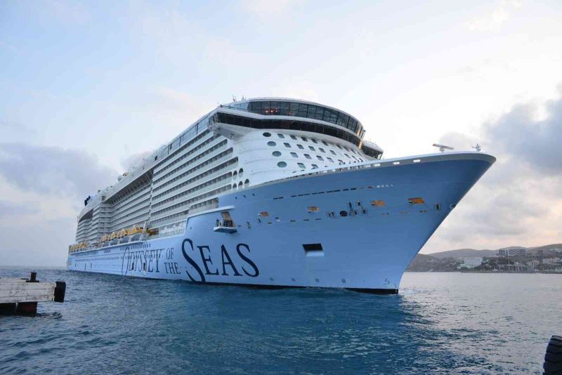 Kuşadası, Türkiye limanlarına gelen en büyük yolcu gemisi Odyssey of the Seas’i ağırladı
