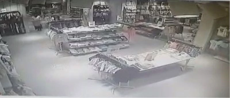 Zafer Plaza’da göçük... Bir mağazanın tavanı çöktü, büyük panik yaşandı

