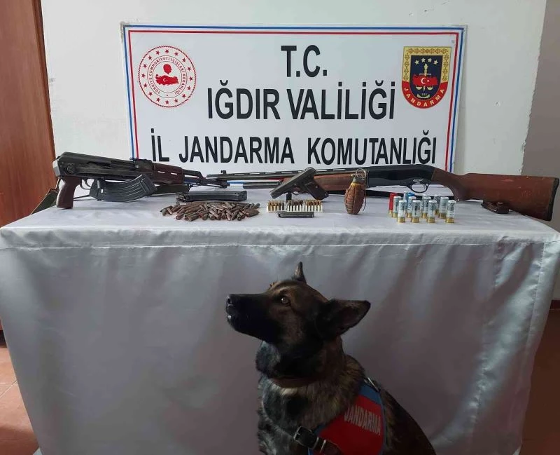 Iğdır’da kalaşnikof silah ve parça tesirli el bombası ele geçirildi
