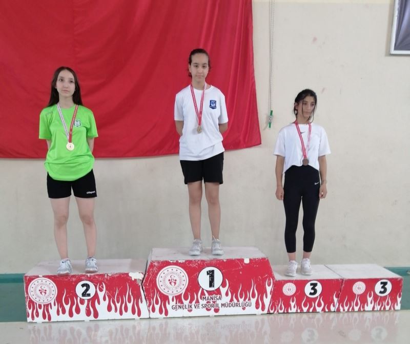 Yunusemreli genç badmintonculardan 4 madalya

