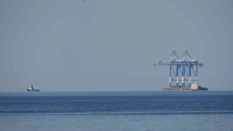 Dev vinç Karadeniz açıklarında ilerlerken sahilden böyle görüntülendi
