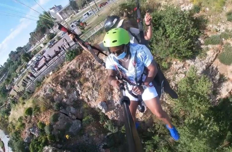 Falezlerin üzerindeki yamaç paraşütü heyecanı ABD’li turisti kendinden geçirdi
