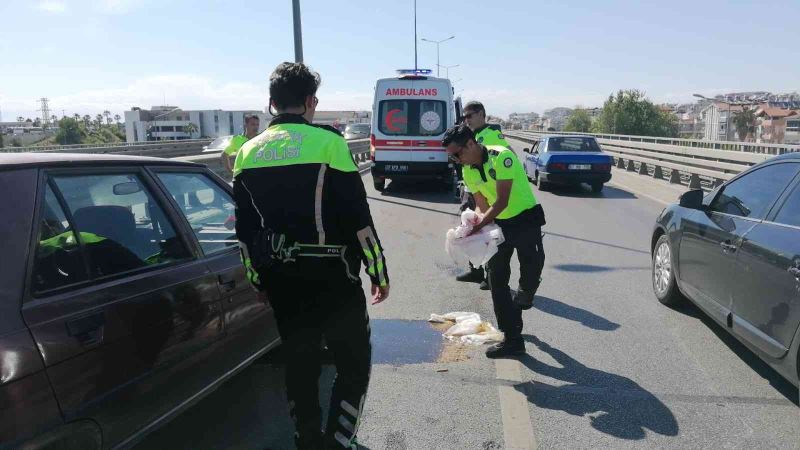 Kaza yapan araçtan yola dökülen yağı trafik polisi toz dökerek kapatmaya çalıştı
