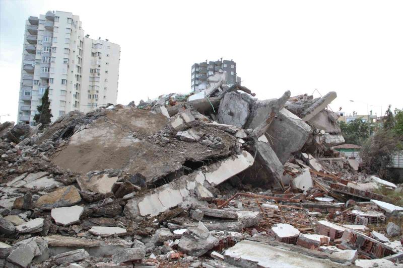 Antalya’da 14 katlı iki bina 40 metre uzaktaki iş makinası tarafından kağıt gibi yıkıldı
