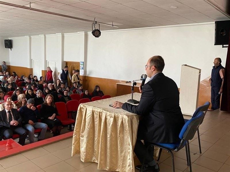 Kaymakam Türkmen  ‘Kariyer Günleri’nde öğrencilerle buluştu
