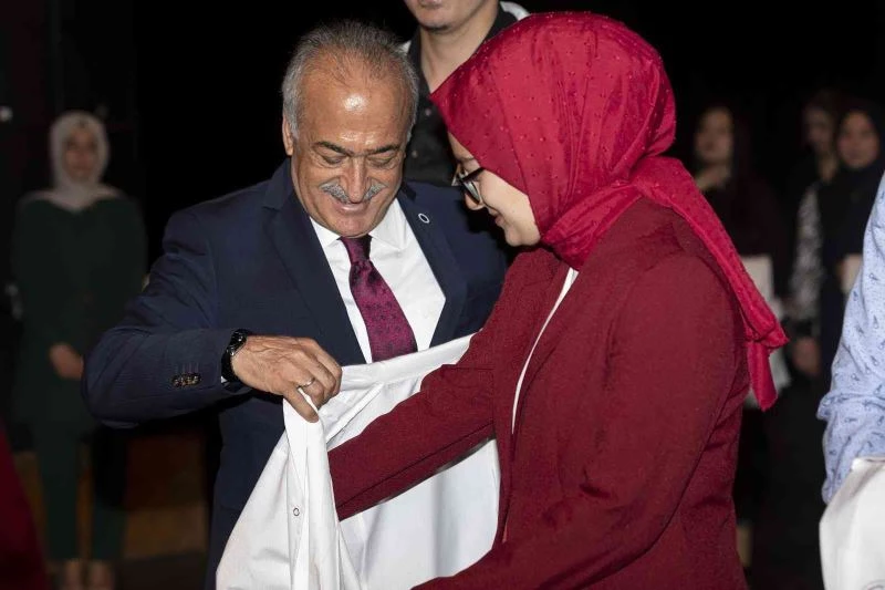 Tıp fakültesinde önlük giyme heyecanı yaşandı
