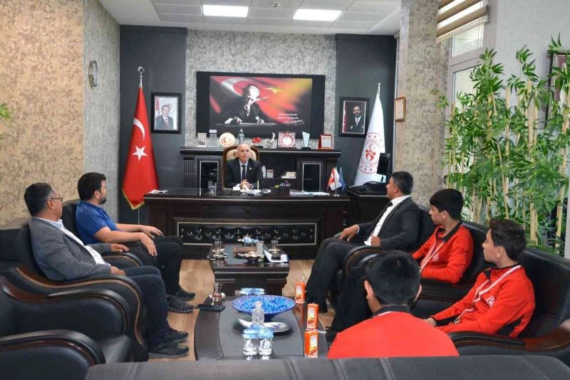 Şampiyon güreşçiler sevinçlerini İlman’la paylaştı
