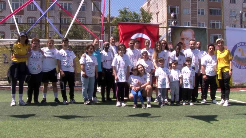 Engelli vatandaşlarla Beşiktaş Kadın Futbol takımı Survivor yarışması yaptı
