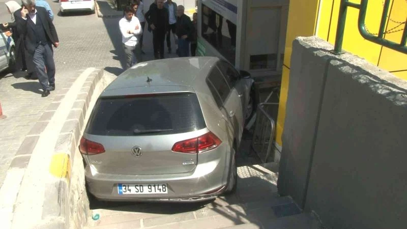 Başakşehir’de otomobil site girişine uçtu
