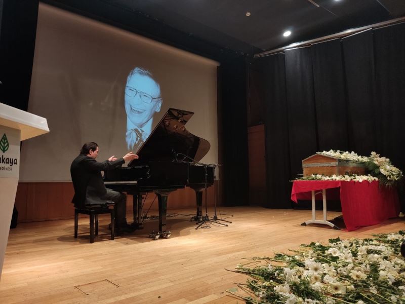 Piyanist Fazıl Say, babası için bestelediği eseri ilk kez anma töreninde dinletti
