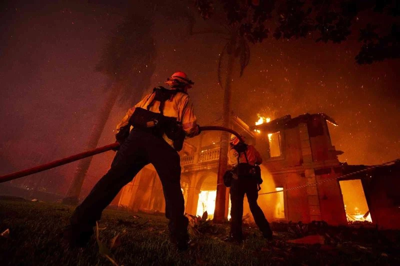 California’daki yangında en az 20 ev küle döndü
