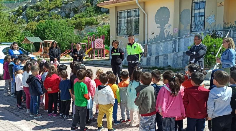 Ermenek’te anaokulu öğrencilerine trafik eğitimi verildi
