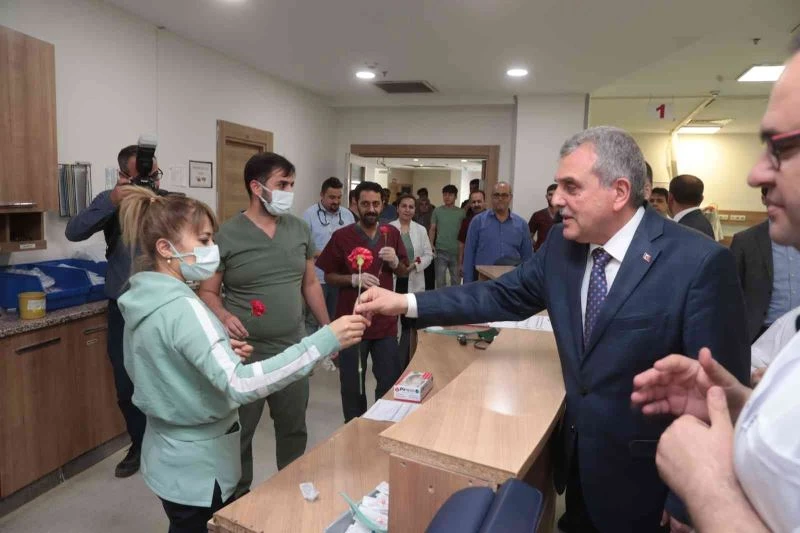 Beyazgül hastanede görevli hemşirelerin haftasını kutladı
