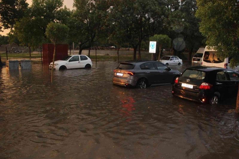 20 dakikalık sağanak Salihli’de yolları göle çevirdi
