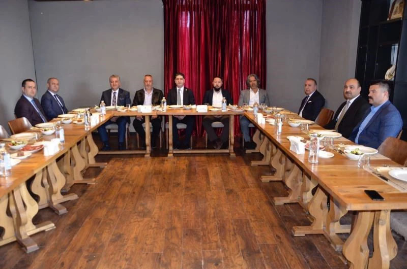 Özdemir, Doğu Türkistan davasının temsilcileri ile bir araya geldi
