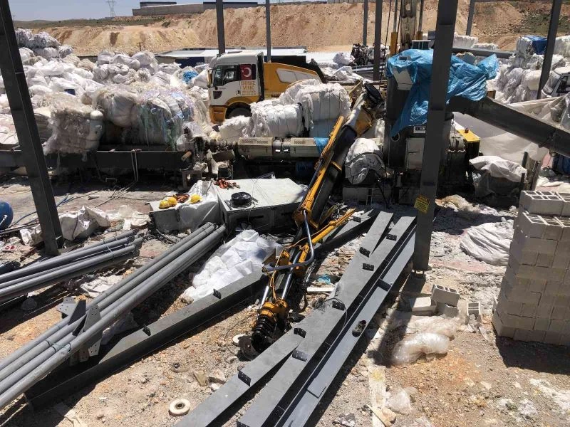 Vinçten kopan çelik profil işçilerin üzerine düştü: 1 ölü, 1 ağır yaralı
