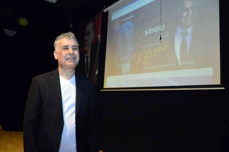 Görme engelli vatandaşın komedi gösterisi kahkaha tufanı estirdi
