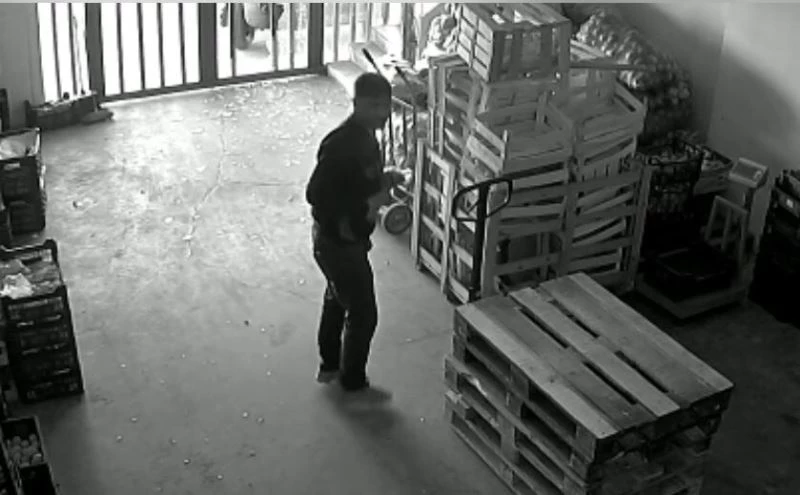 Başkent’te sebze deposuna giren hırsızın rahat tavırları pes dedirtti
