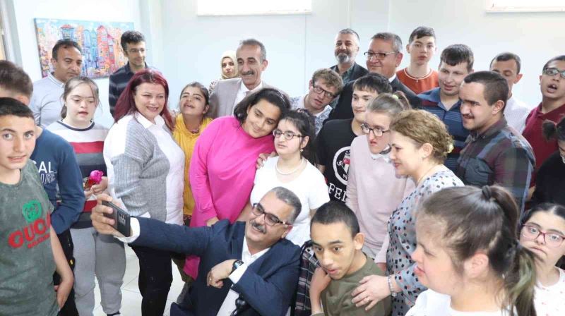 AK Parti Çorum İl Başkanı Ahlatcı’dan özel çocuklara ziyaret
