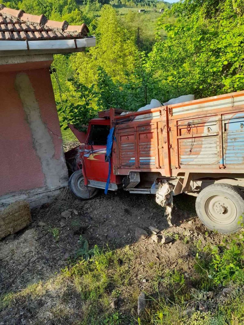 Zonguldak’ta feci kaza: Evinin önünde otururken kamyonetin altında can verdi

