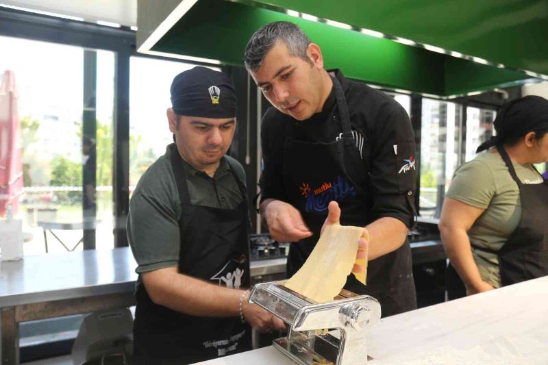 Özel gençler, Tirat Mutfak Atölyesinde makarna yaptı
