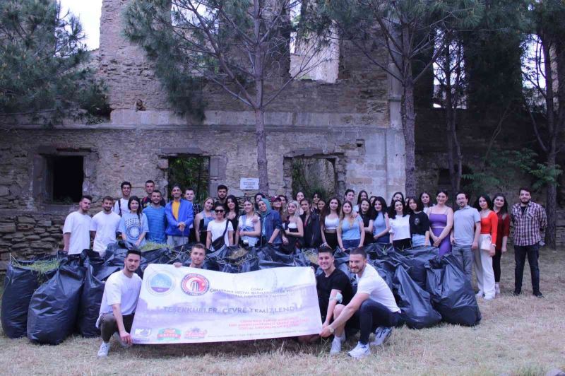 ÇOMÜ’lü öğrenciler sosyal sorumluluk projesiyle çevre temizliği gerçekleştirdi
