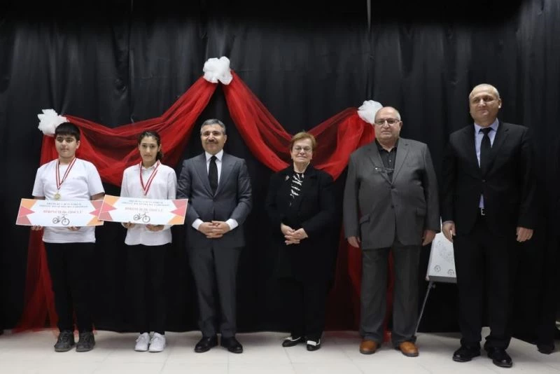 Öğrenciler okudu, ödülü kaptı
