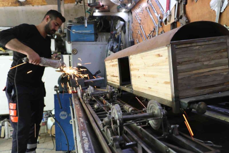 Gerçekleştiremediği hayalini yaptığı maket trenlerde yaşatıyor
