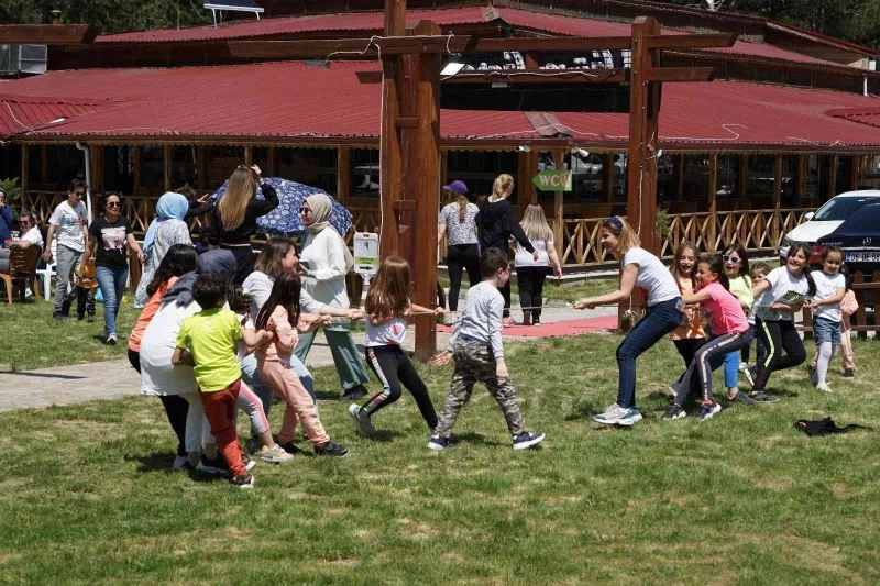 Pandemide en ön saflarda yer alan hemşireler piknikte stres attılar
