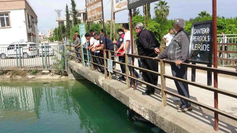 7 yaşındaki çocuk sopa almak isterken kanala düştü
