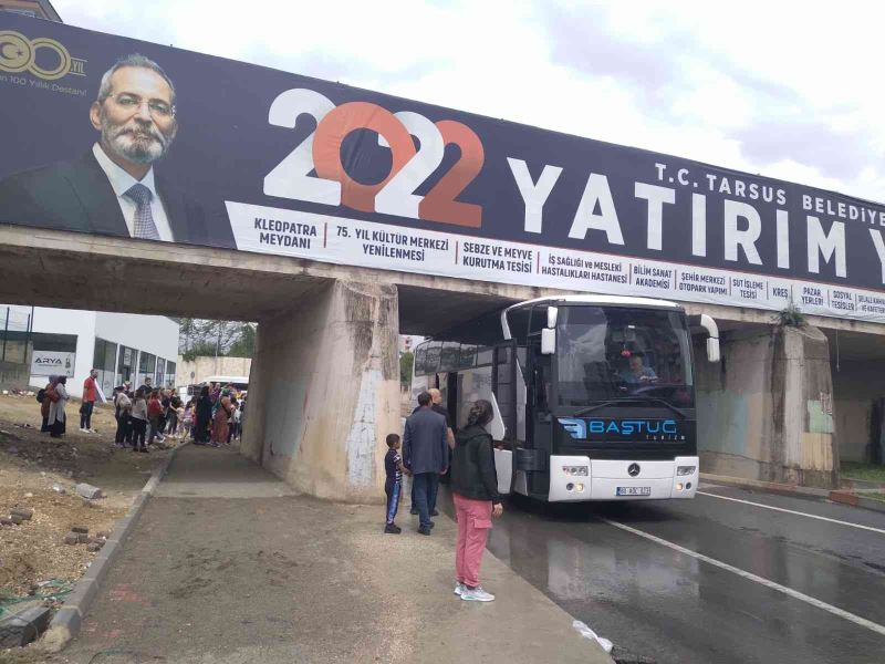 Öğrenci taşıyan otobüs üst geçide takıldı
