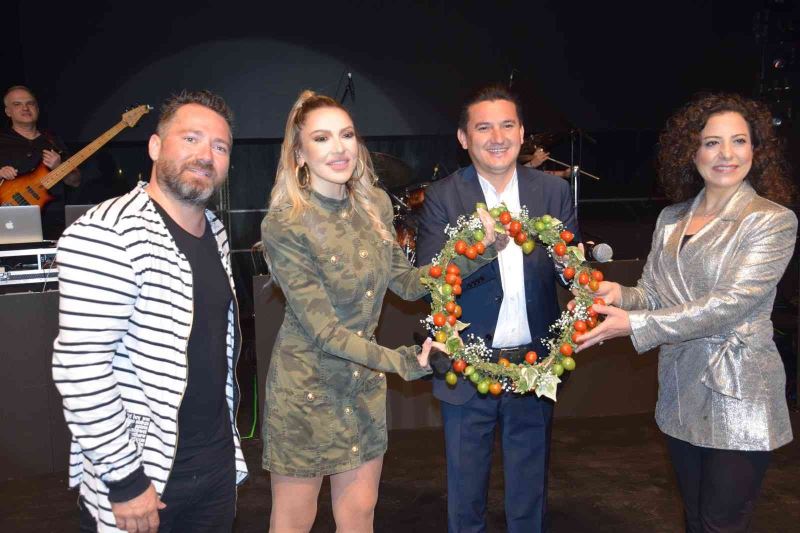 Hadise Kumluca’da Domates Kraliçesi seçildi
