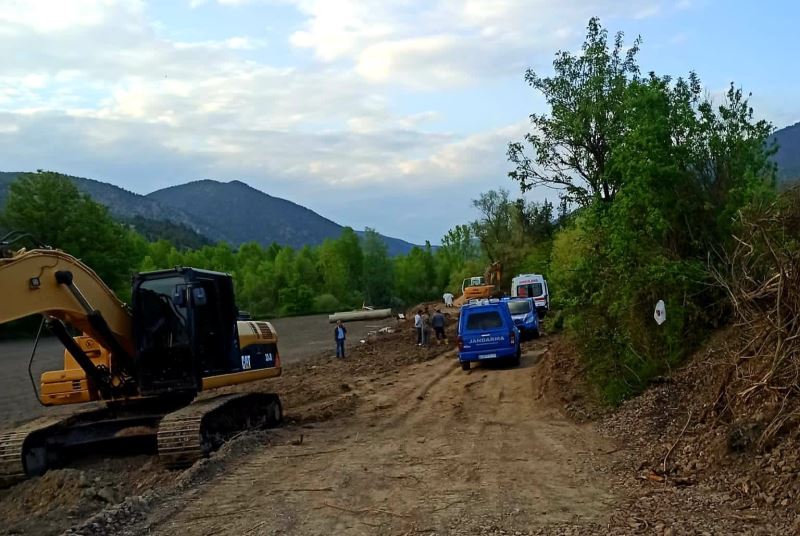 Ekskavatörün altında kalan işçi hayatını kaybetti
