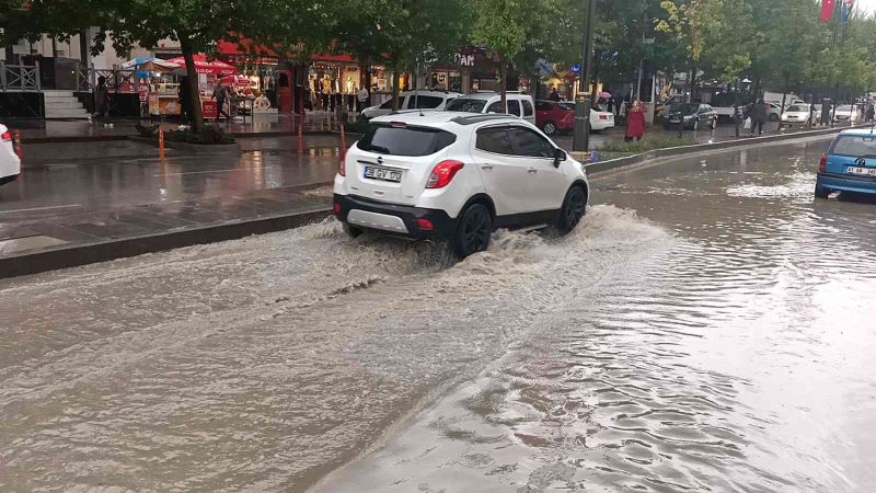 5 dakikalık yağışla Kırşehir Belediyesi’nin altyapı sorunları ortaya çıktı
