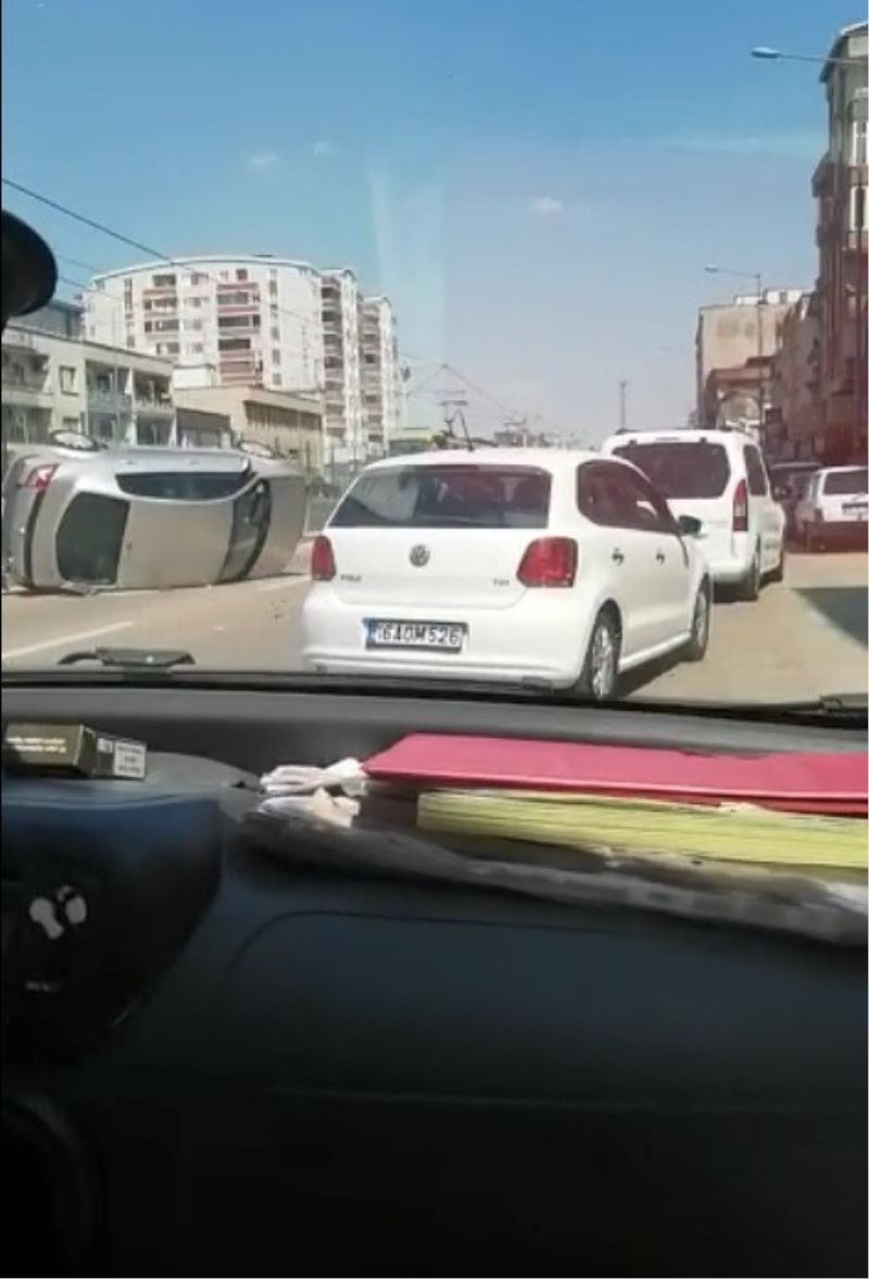 Bursa’da otomobil düz yolda takla attı
