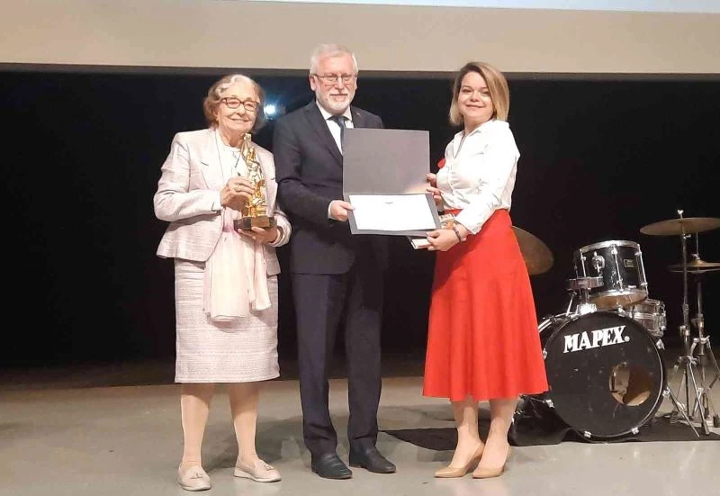 2021 Gülten Dayıoğlu Roman Ödülü sahibi Esra Yazdıç Demir
