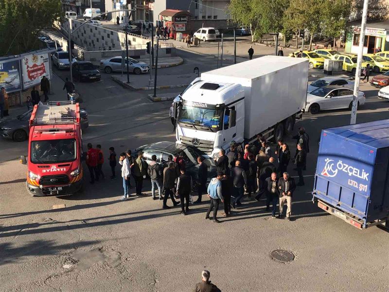 Şerit takip kuralını ihlal eden sürücü kamyona çarptı
