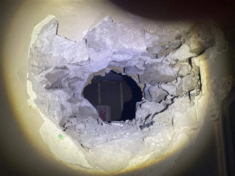 Yan dükkanın duvarını kırıp kuyumcuya girdi, 900 bin liralık altın çaldı
