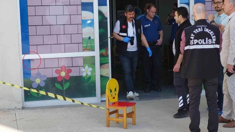 Hastanedeki çocuk kreşinin kapı camına yorgun mermi isabet etti
