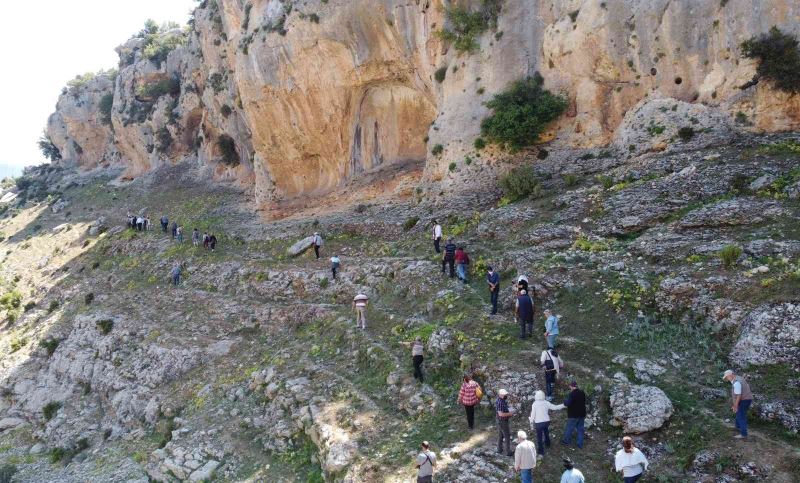 Mersin’de heyecanlandıran keşif: Çoban keçi ararken, milattan önceki yazılı tasvirleri bulmuş
